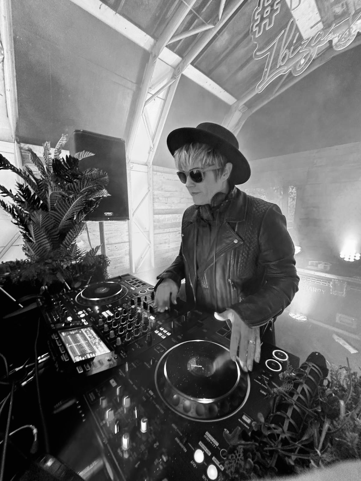 The best DJ line-up in NI — djs for Belfast and Northern Ireland weddings, corporate events and private parties